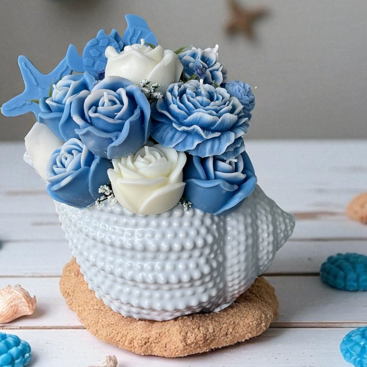 Caracol Blanco de Cerámica con Flores de Cera y Detalles Marinos