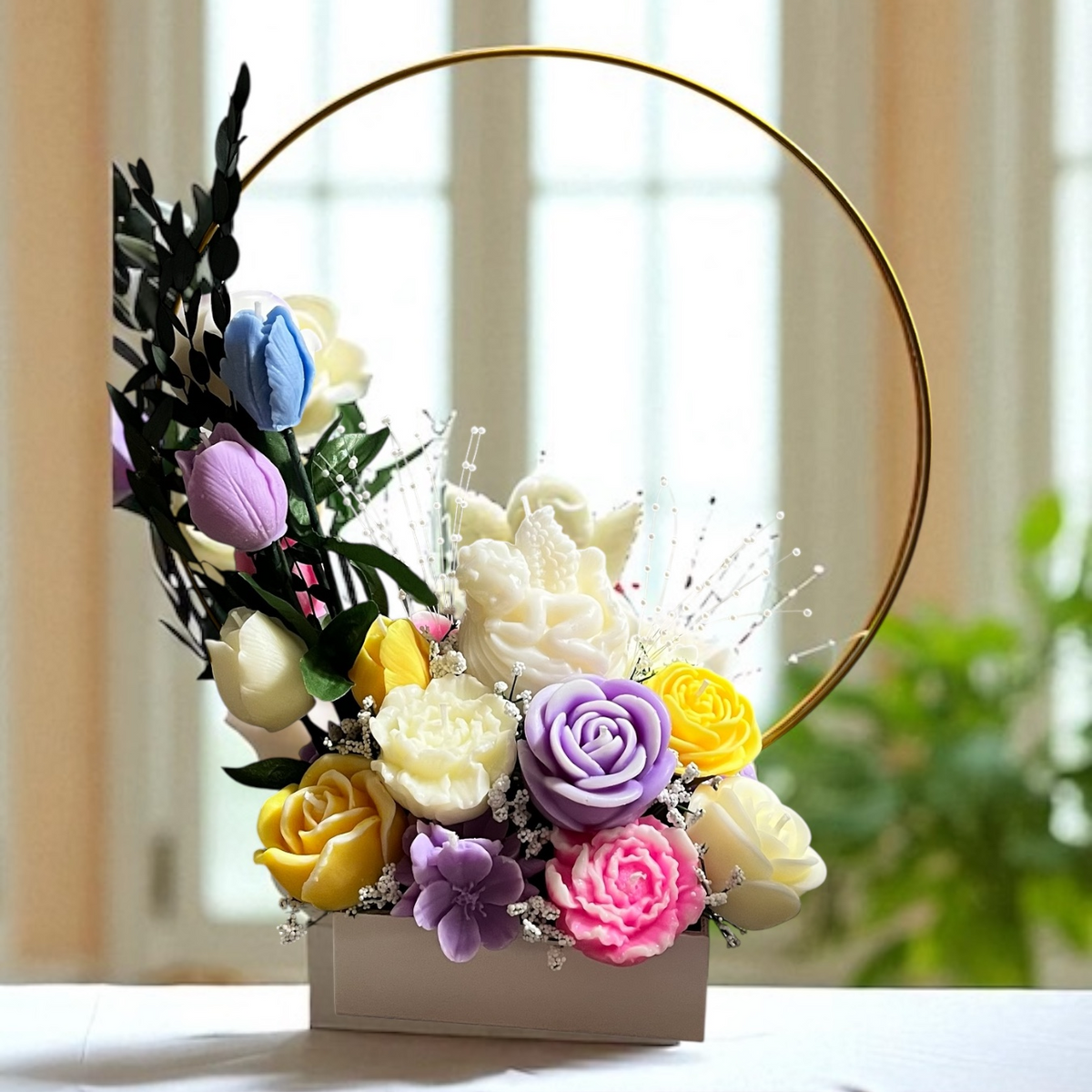 Ramo de flores de Cera con Aro Dorado y Ángel Central – Pieza Única