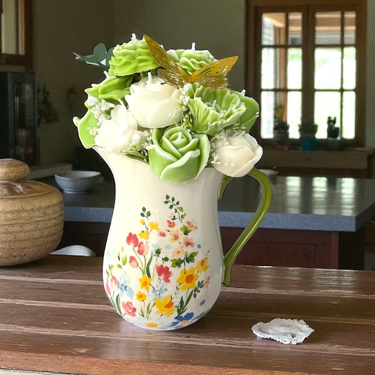 Jarra de cerámica pintada a mano con ramo de flores verde limón.