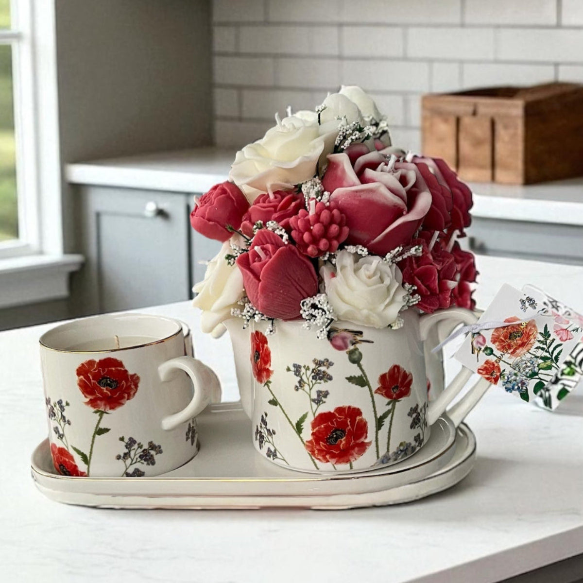 Un delicado set de porcelana fina pintada a mano con hermoso ramo de flores de cera y vela 100% de soya.