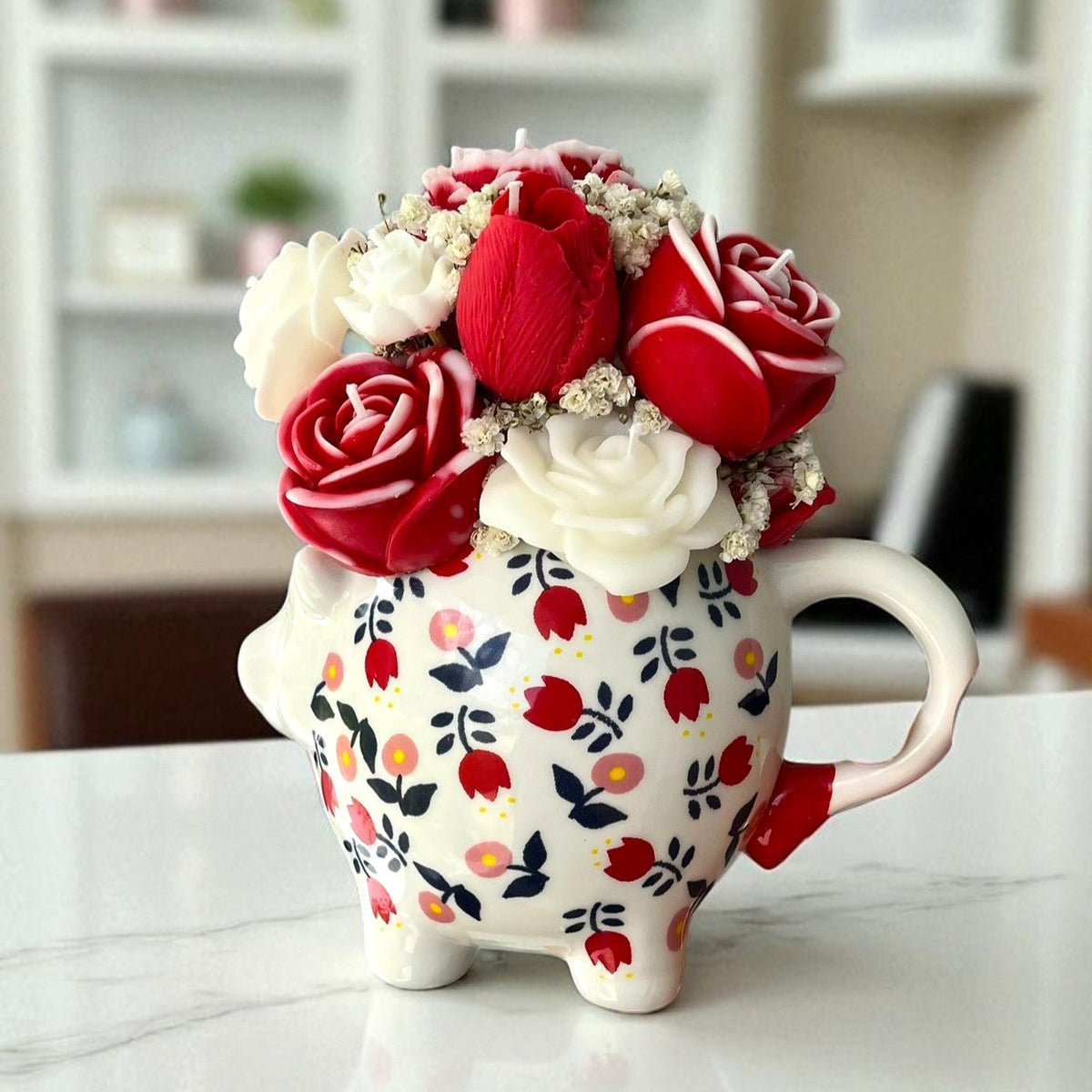 Jarra en forma de vaquita con ramo de flores 100% cera de soya.