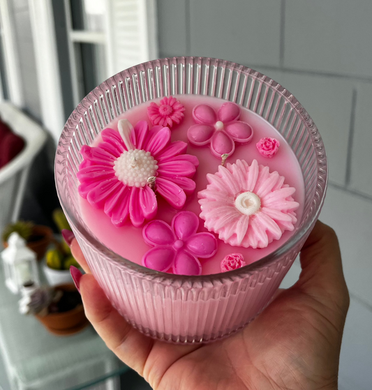Vela aromática con tonos rosados.