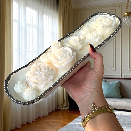 Vela aromática en base de cerámica blanca con adornos de cera y detalles plateados – Pieza única.
