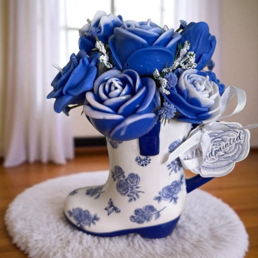 Bota de cerámica con ramo de cera azules y blancas.