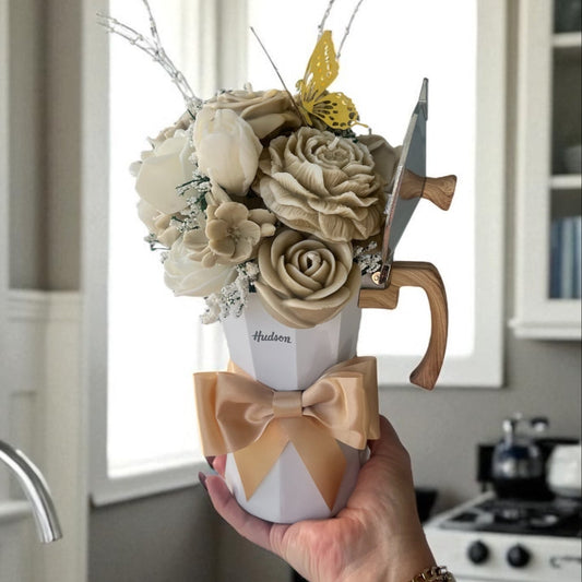Cafetera blanca con ramo de cera en color beige y aromas florales