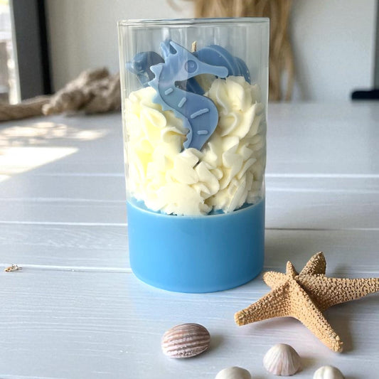 Vela decorativa con detalles marinos.