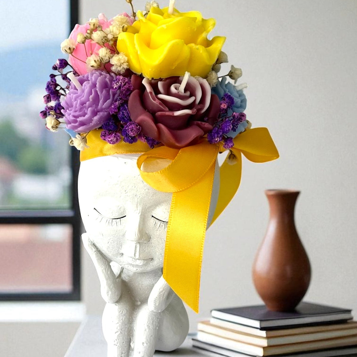 Pequeño ramo de flores de cera en base de muñeca de cerámica