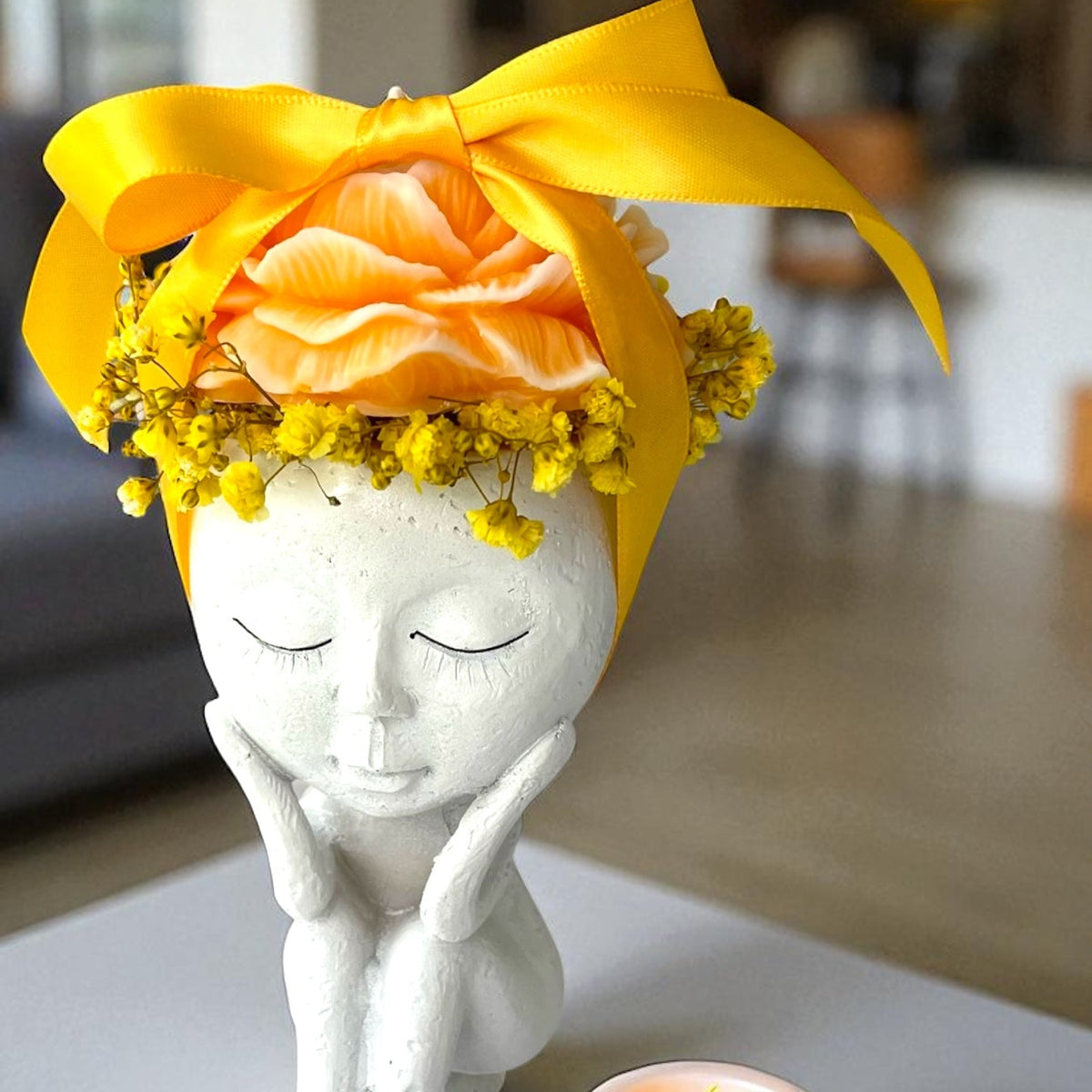 Pequeño ramo de flores de cera en base de muñeca de cerámica