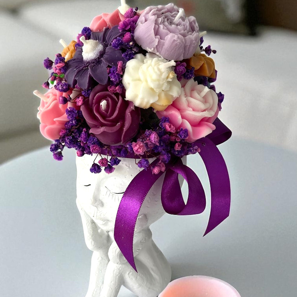 Pequeño ramo de flores de cera en base de muñeca de cerámica