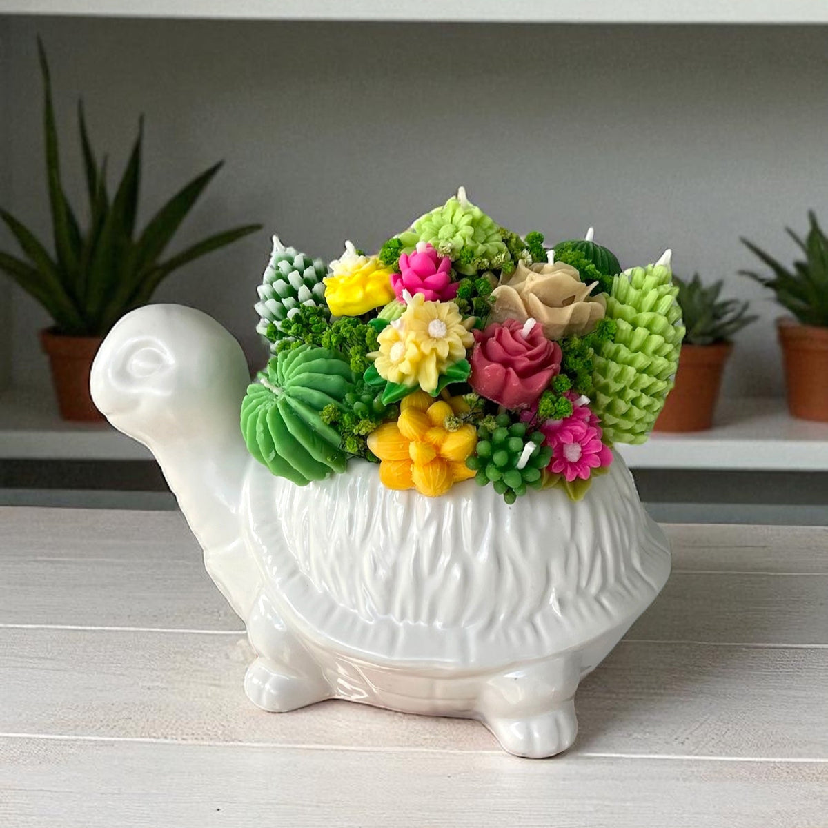 Totuguita con vela flores de cactus y aroma floral surtido.