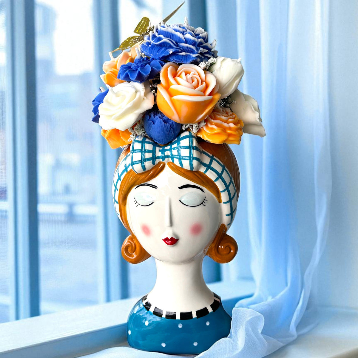 Base artística de rostro femenino con ramo de cera.